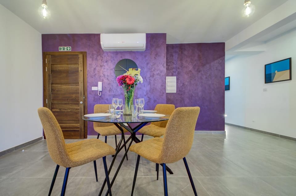 Kuya Penthouse Suite - Private Roof Top Pool - City Views Apartment in Malta