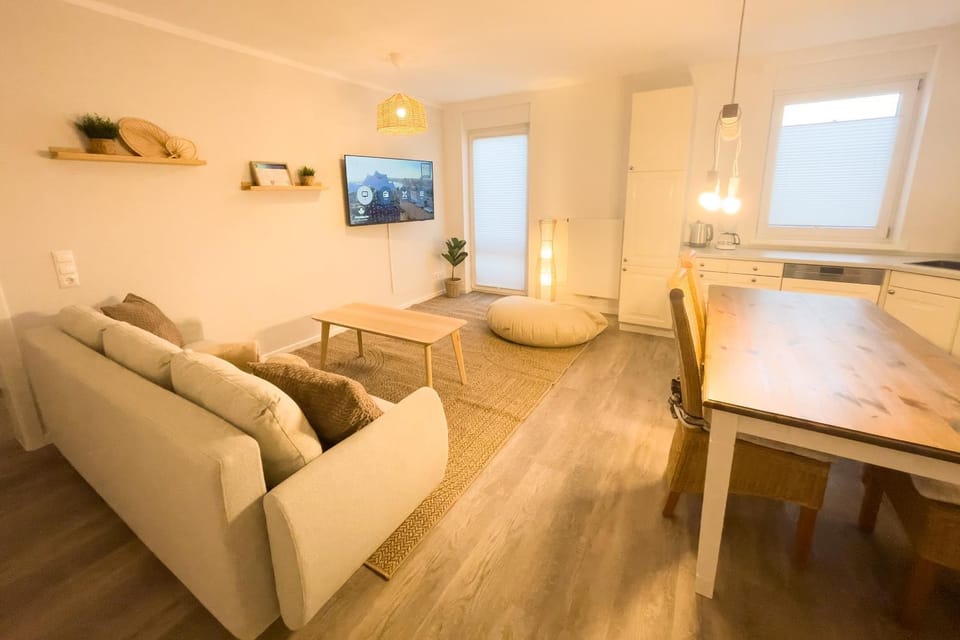TV and multimedia, Kitchen or kitchenette, Living room, Seating area, Dining area