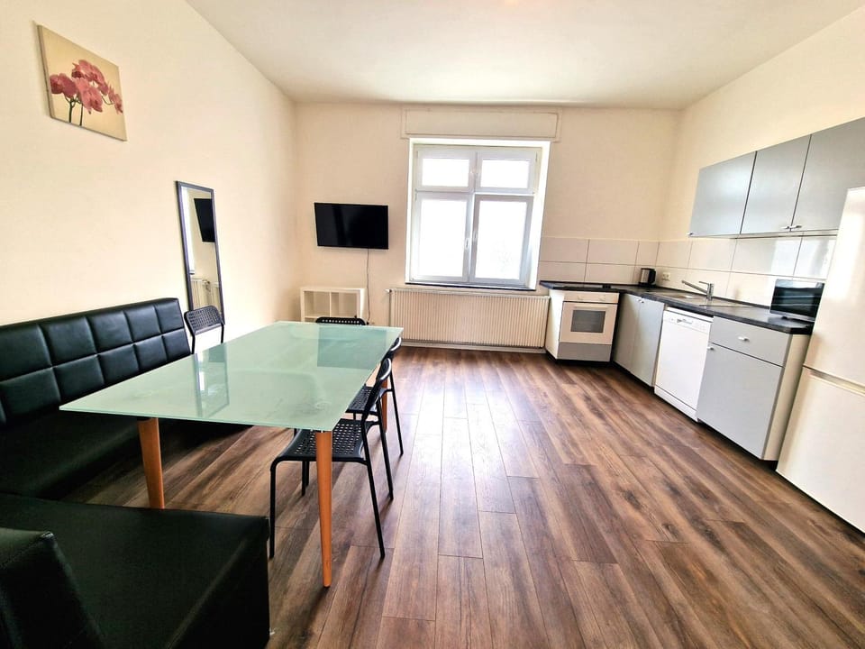 Communal lounge/ TV room, TV and multimedia, Kitchen or kitchenette, Seating area, Dining area, Evening entertainment, oven, stove