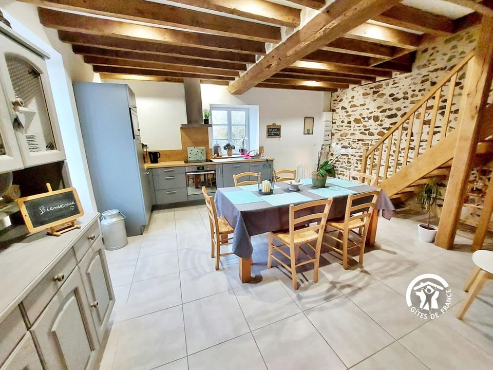 Coffee/tea facilities, Kitchen or kitchenette, Dining area, oven, stove, toaster, kitchen