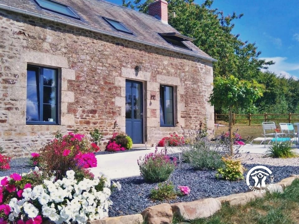 Property building, Spring, Day, Garden, Garden view