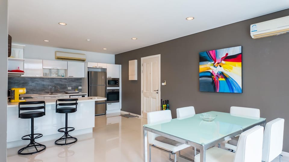 Kitchen or kitchenette, Dining area, oven, stove, air conditioner
