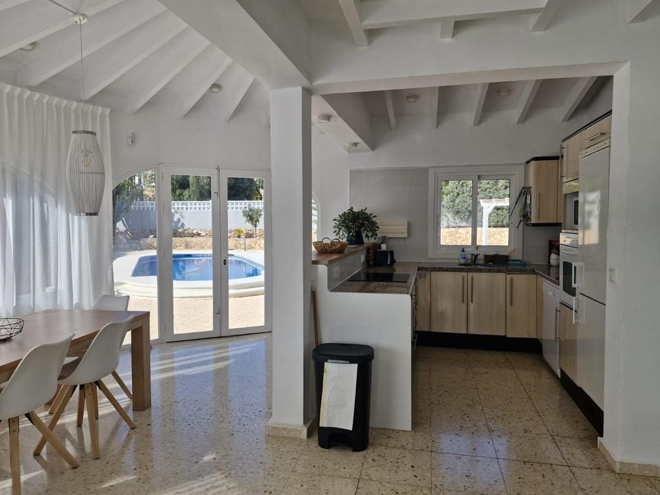 Kitchen or kitchenette, Dining area, oven, pet friendly, stove
