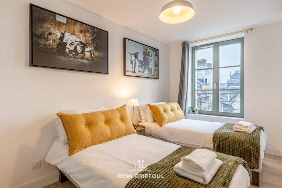 Magical Rooftop Views Historic City Center 2 guests Apartment in Honfleur