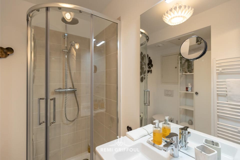 Magical Rooftop Views Historic City Center 2 guests Apartment in Honfleur