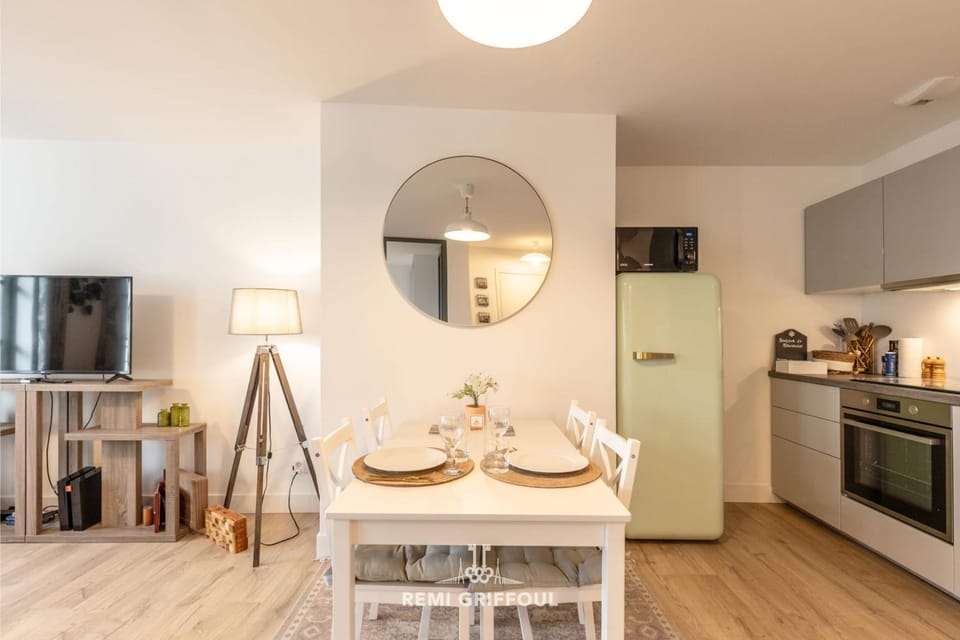 Magical Rooftop Views Historic City Center 2 guests Apartment in Honfleur