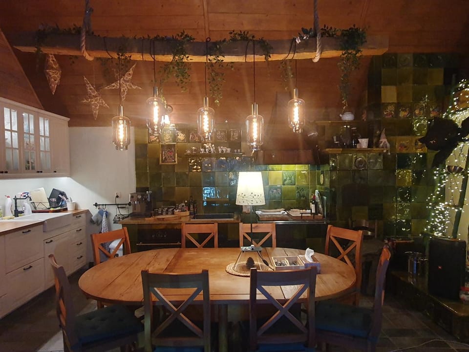 Kitchen or kitchenette, Dining area