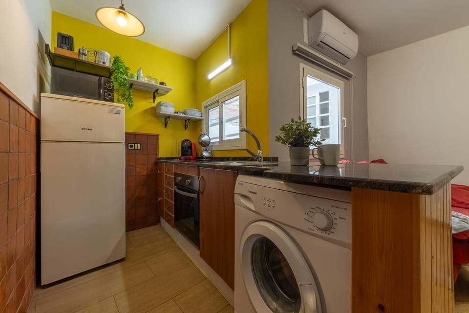 Kitchen or kitchenette, oven, washing machine