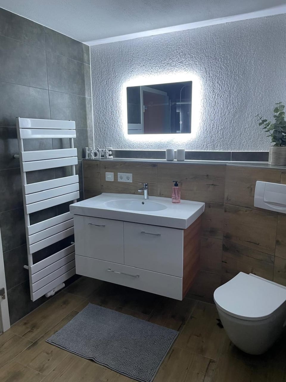 Toilet, Bathroom, towels