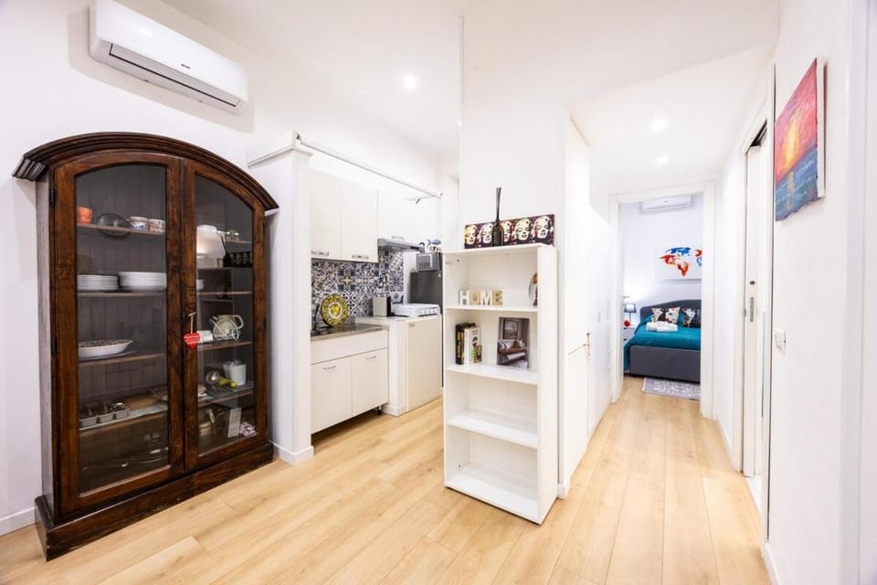 Kitchen or kitchenette, Photo of the whole room, air conditioner