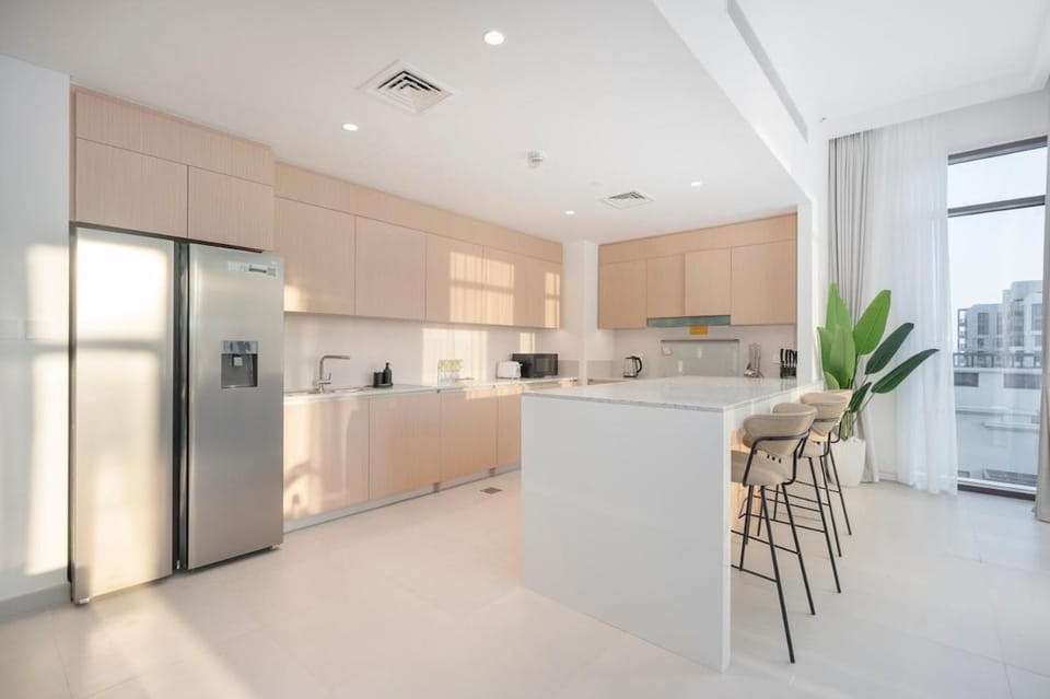 Free housekeeping visits during your stay - StayShort - Peaceful 4-Bedroom Bright Kitchen Space in Dubai Creek Harbour Apartment in Dubai