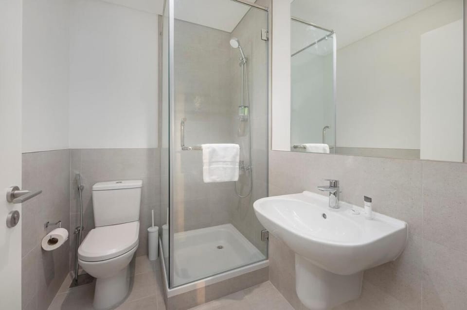Free housekeeping visits during your stay - StayShort - Peaceful 4-Bedroom Bright Kitchen Space in Dubai Creek Harbour Apartment in Dubai