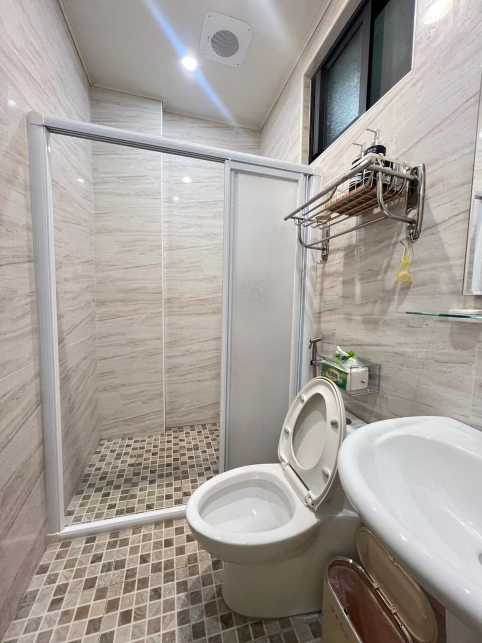 Shower, Toilet, Bathroom, towels