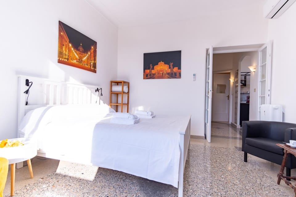 Bed, TV and multimedia, Living room, Photo of the whole room, Seating area, Bedroom, towels