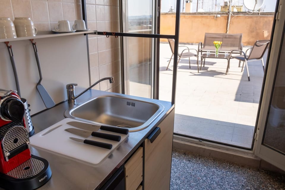 Kitchen or kitchenette, Dining area, minibar, stove