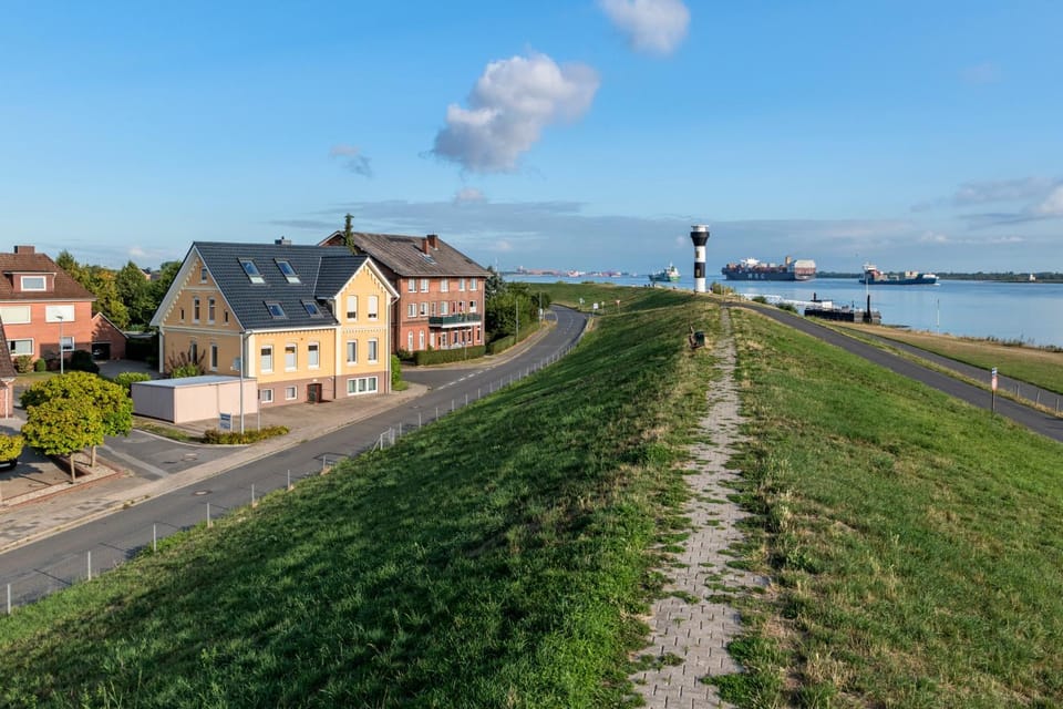 Property building, Nearby landmark, Day, Neighbourhood, Natural landscape, River view, Street view