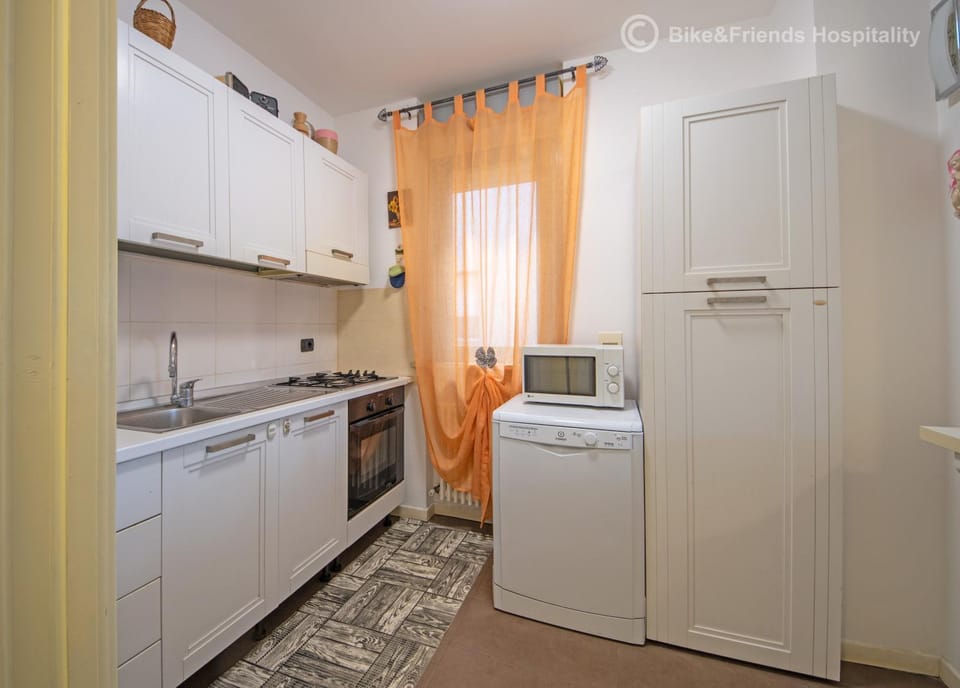Kitchen or kitchenette, dishwasher, stove
