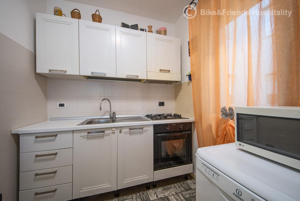 Kitchen or kitchenette, dishwasher, stove