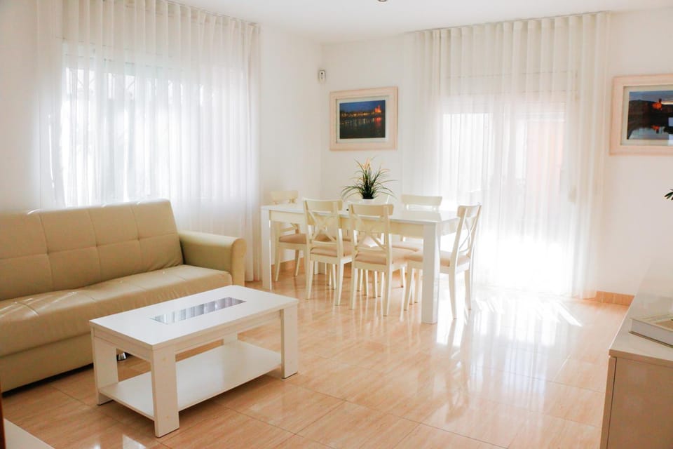 TV and multimedia, Living room, Seating area, Dining area