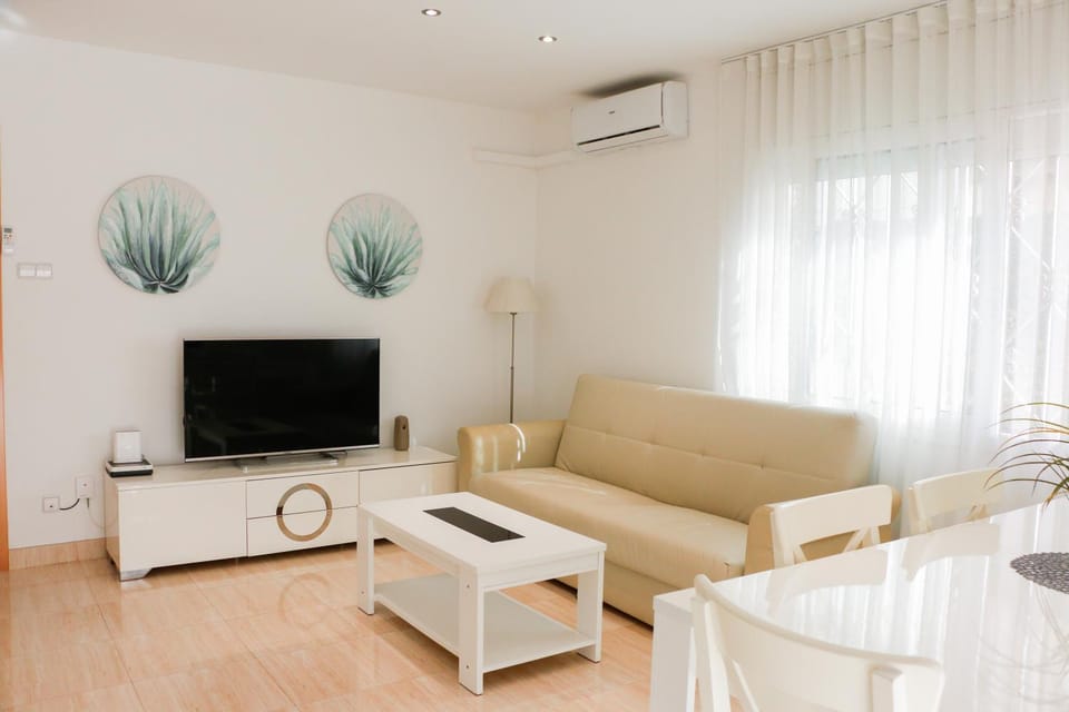 TV and multimedia, Living room, Seating area, air conditioner
