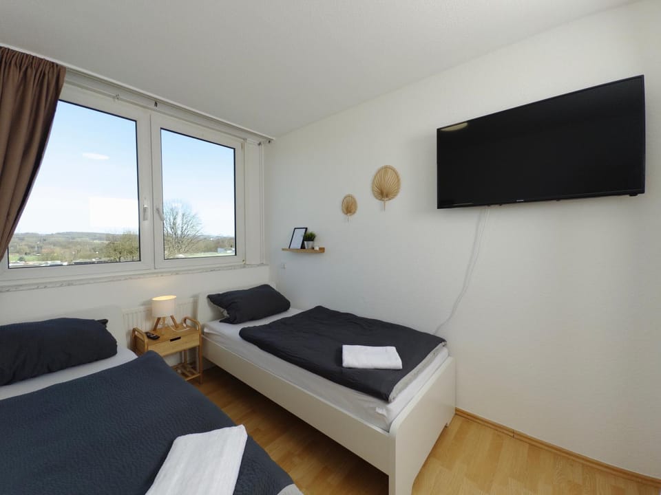 Bed, TV and multimedia, Photo of the whole room, Bedroom, towels
