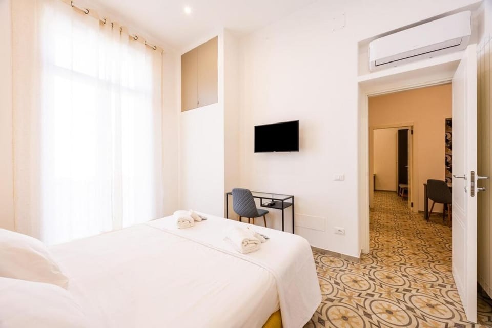 Bed, TV and multimedia, Photo of the whole room, Bedroom, towels, air conditioner