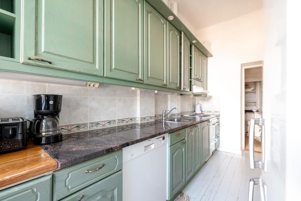 Coffee/tea facilities, Kitchen or kitchenette, dishwasher, stove