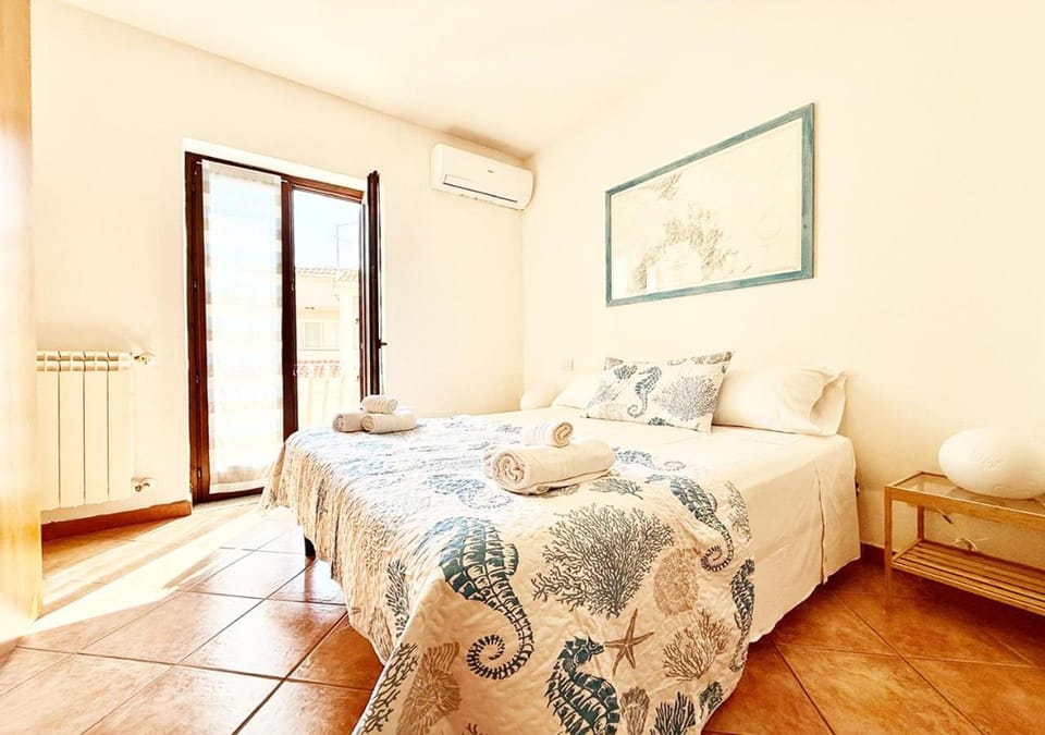 Bed, Day, Photo of the whole room, Bedroom, air conditioner