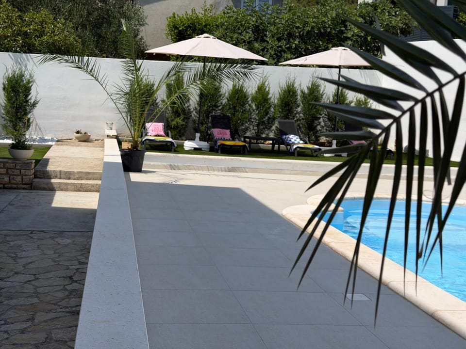 Swimming pool, sunbed