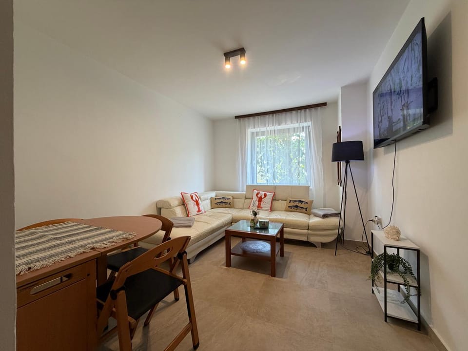 Communal lounge/ TV room, TV and multimedia, Living room, Dining area