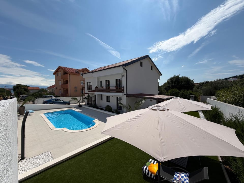 Property building, Garden, Dining area, Pool view, Swimming pool, sunbed