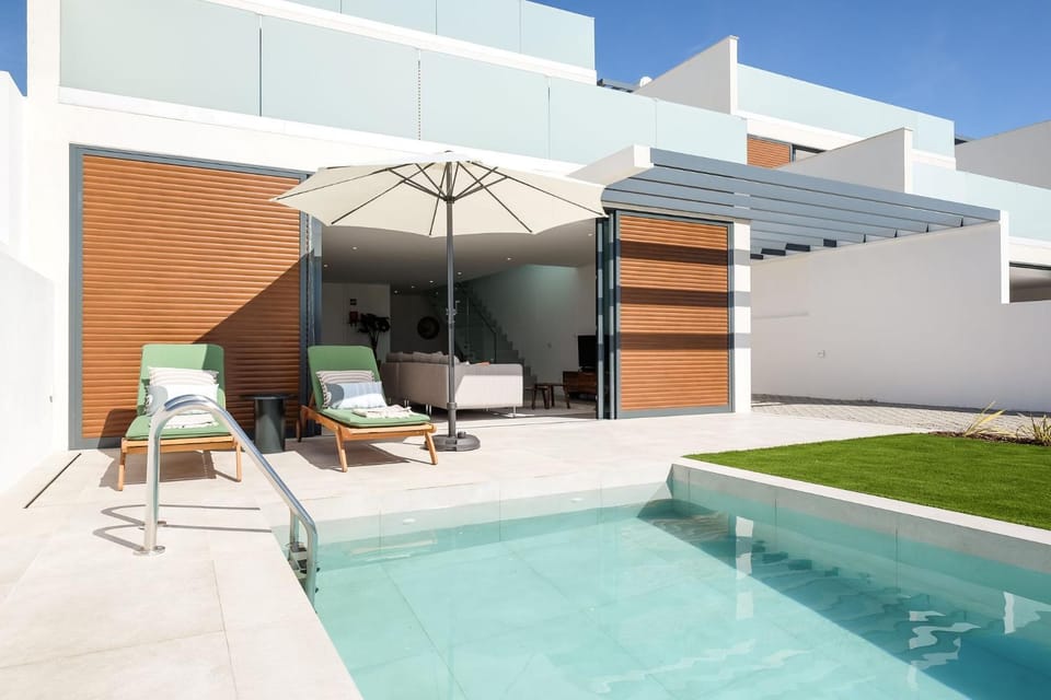 Property building, Patio, Swimming pool, Swimming pool, sunbed