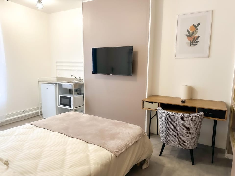 Bed, TV and multimedia, Dining area
