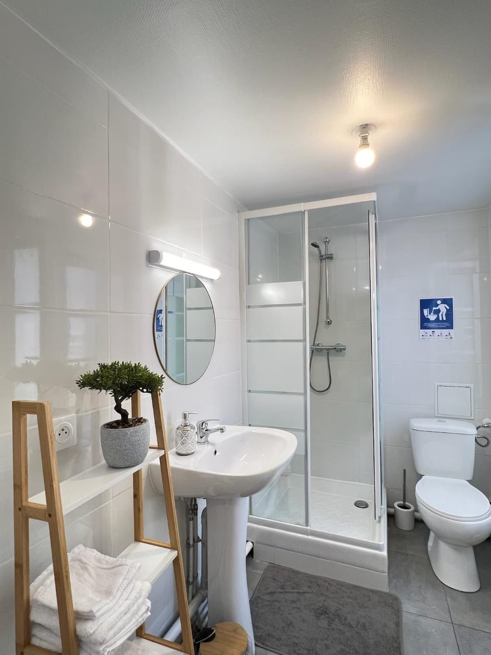 Shower, Toilet, Bathroom, bidet, towels
