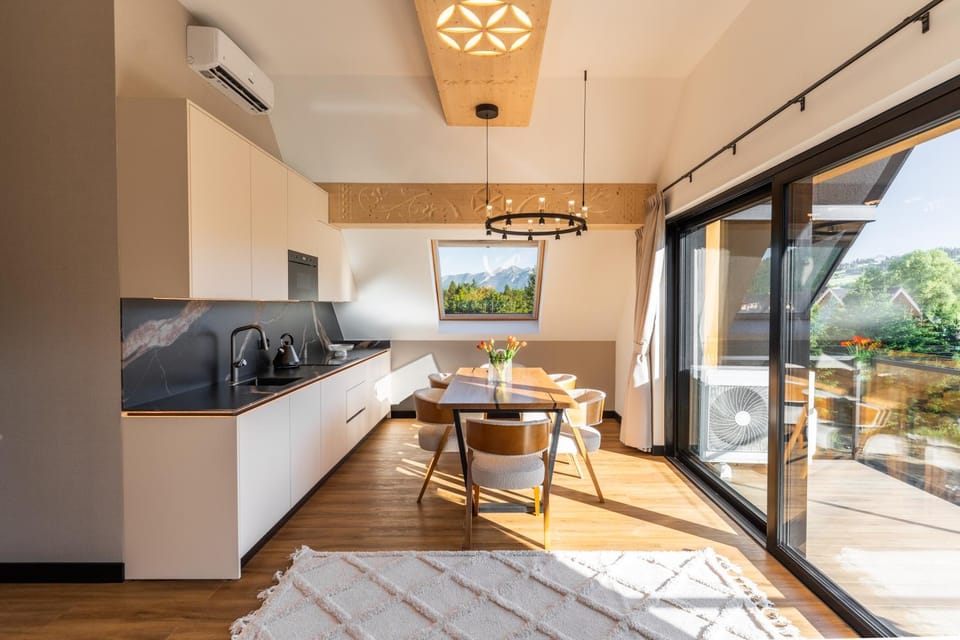 Kitchen or kitchenette, Seating area, Dining area