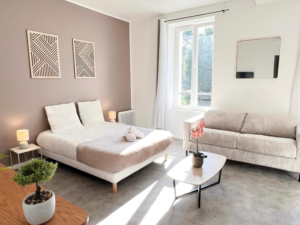 Photo of the whole room, Seating area, Bedroom