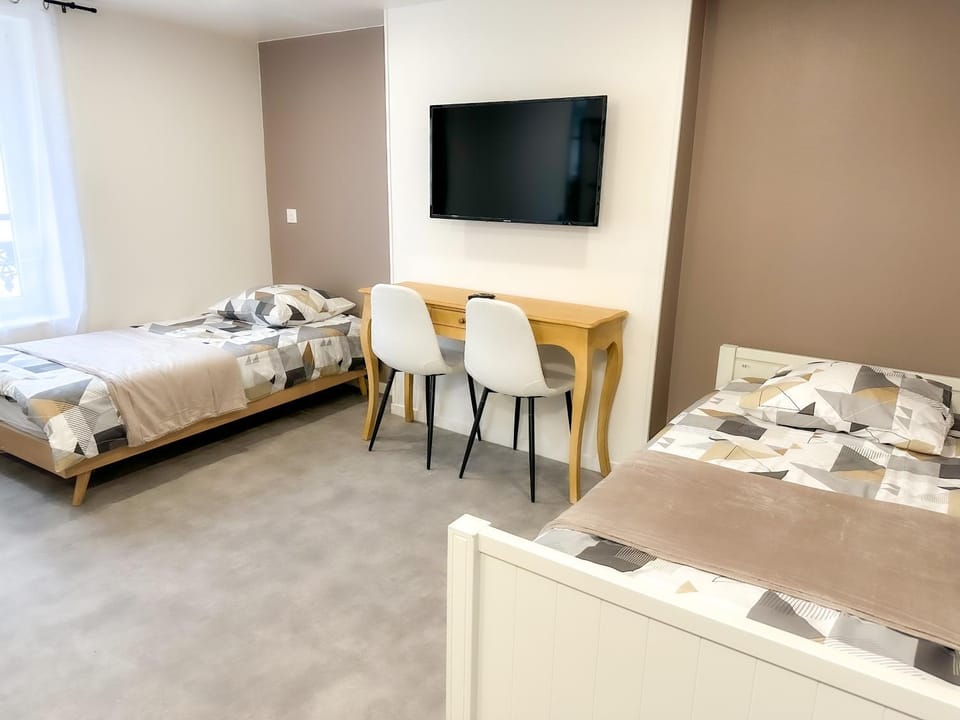 Bed, TV and multimedia, Photo of the whole room, Bedroom