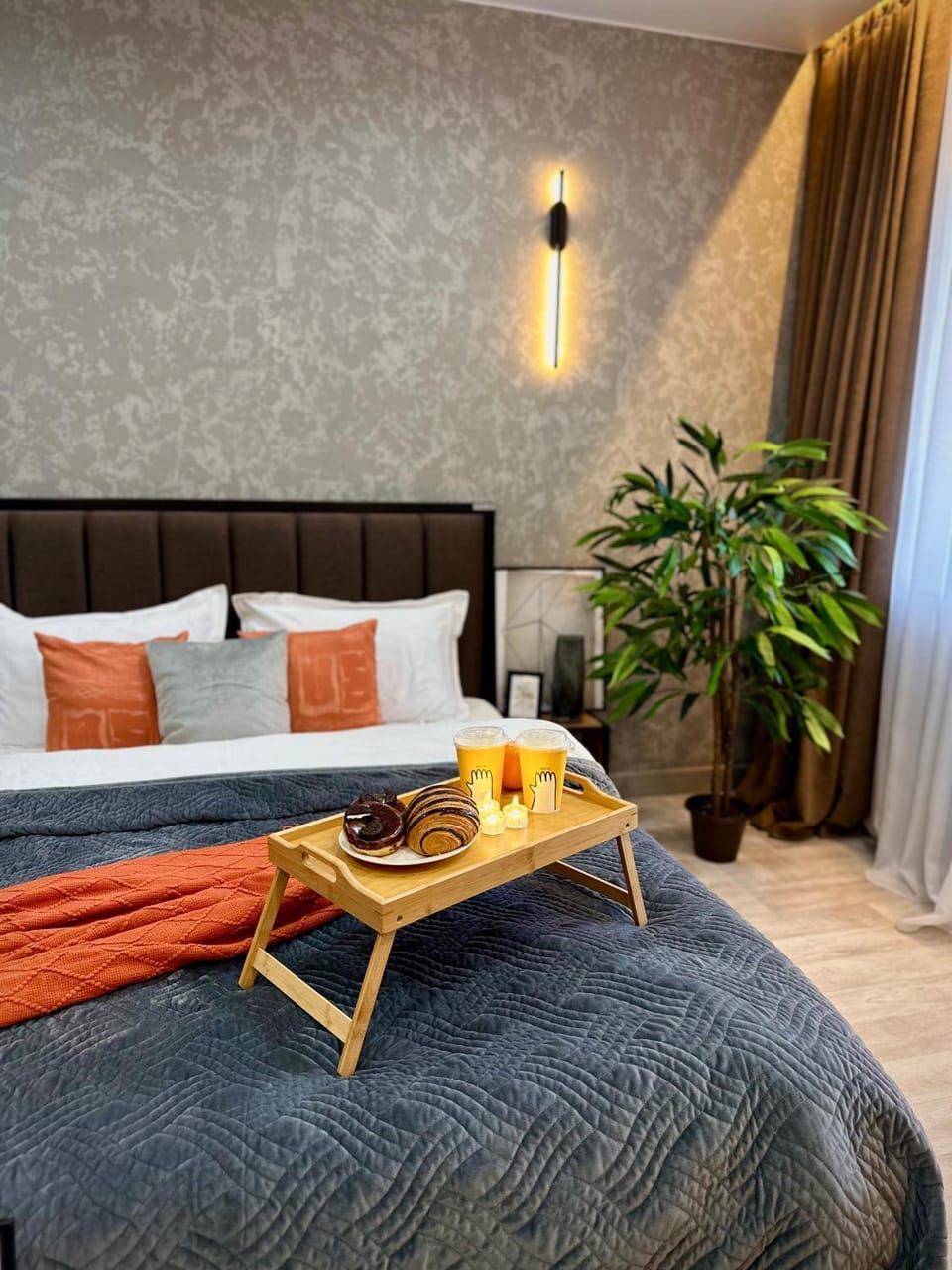 Bed, Living room, Photo of the whole room, Seating area, Bedroom