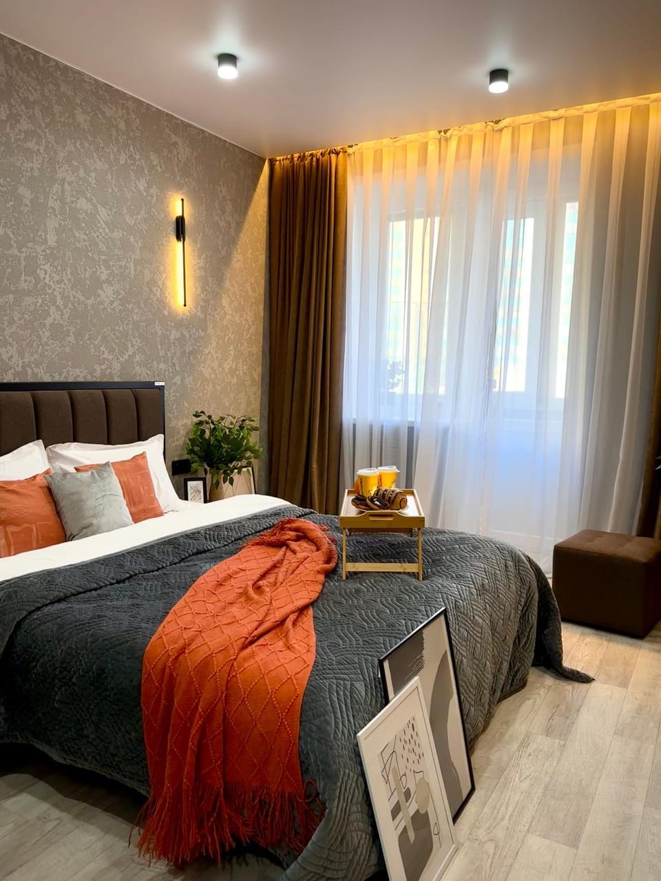 Bed, Living room, Photo of the whole room, Seating area, Bedroom