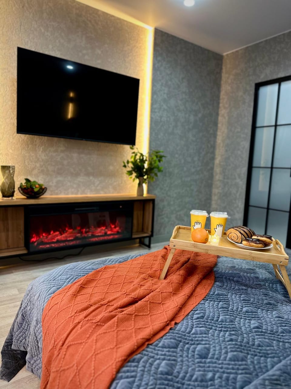Bed, TV and multimedia, Food and drinks, Photo of the whole room, Bedroom, Food