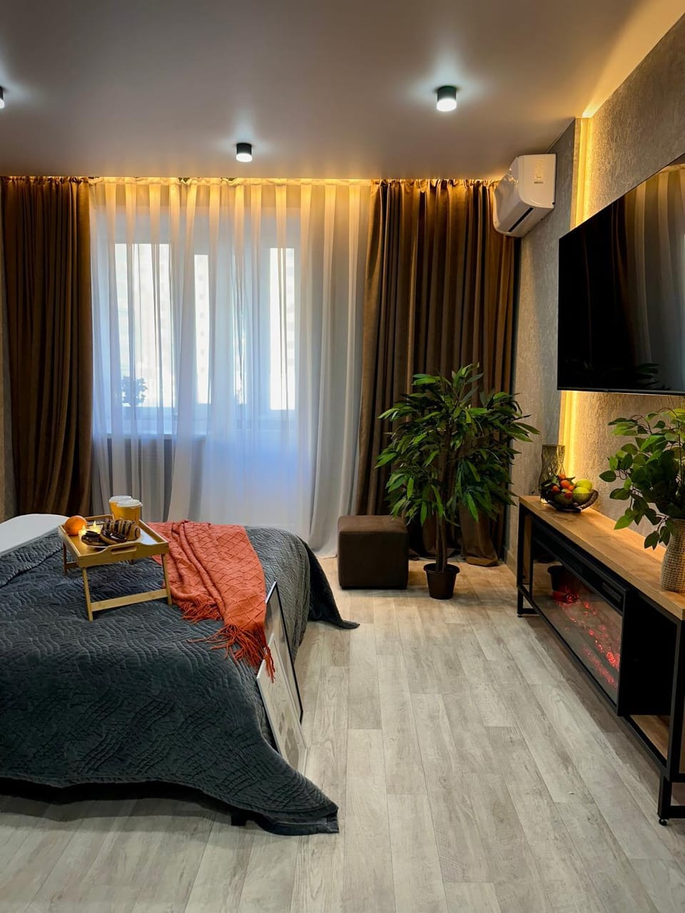 Communal lounge/ TV room, Bed, TV and multimedia, Living room, Photo of the whole room, Seating area, Evening entertainment, Bedroom, air conditioner