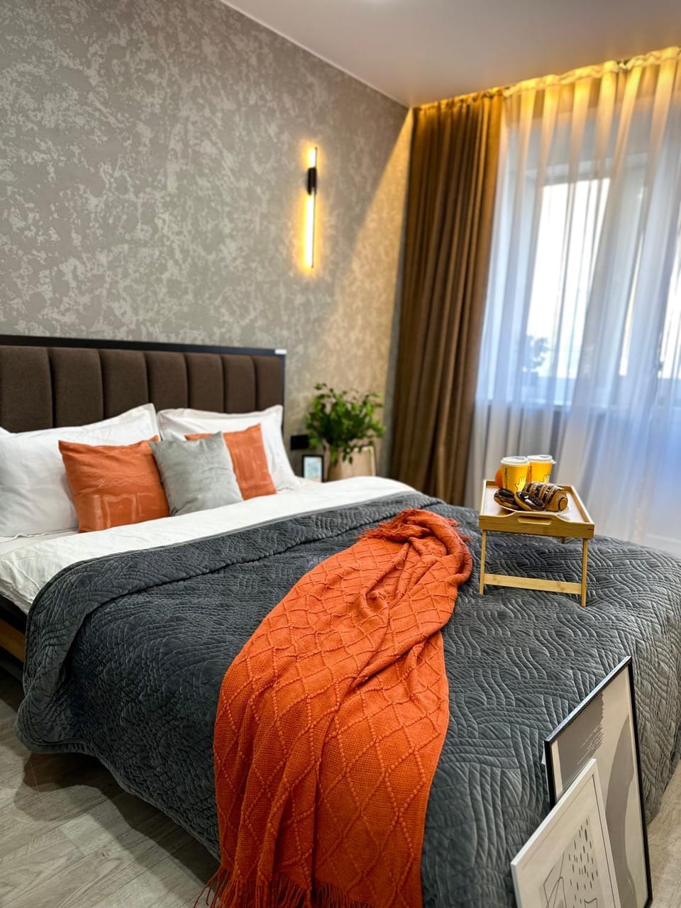 Bed, Living room, Photo of the whole room, Seating area, Bedroom, towels