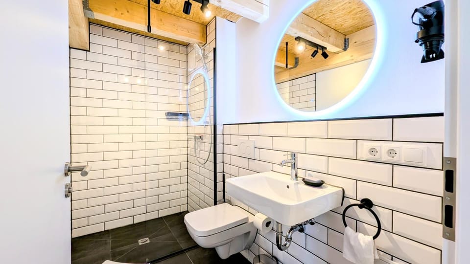 Toilet, Bathroom, towels