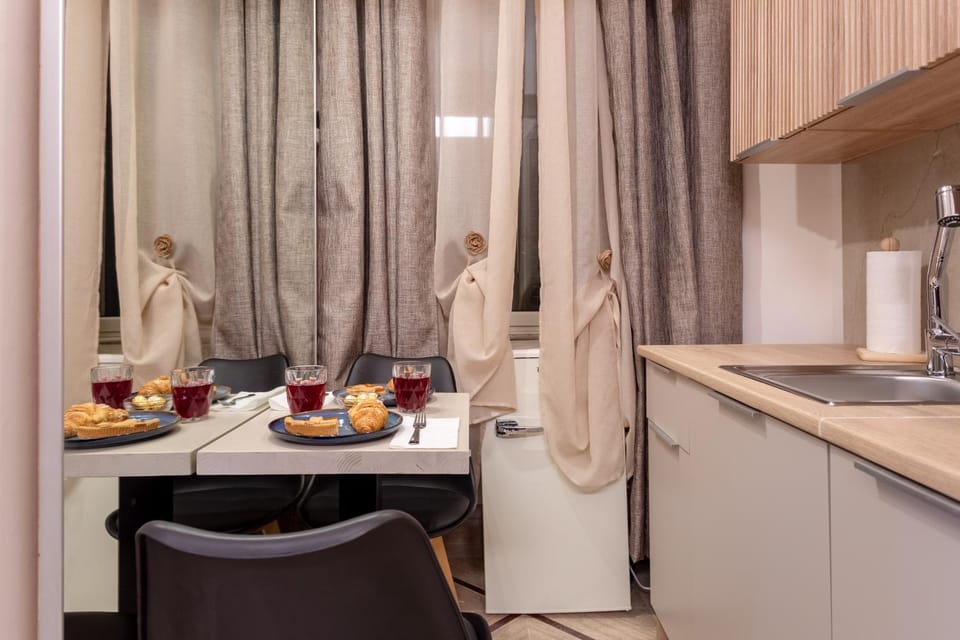 Coffee/tea facilities, Kitchen or kitchenette, Living room, Food and drinks, Seating area, Dining area, Food, Drinks, minibar, stove