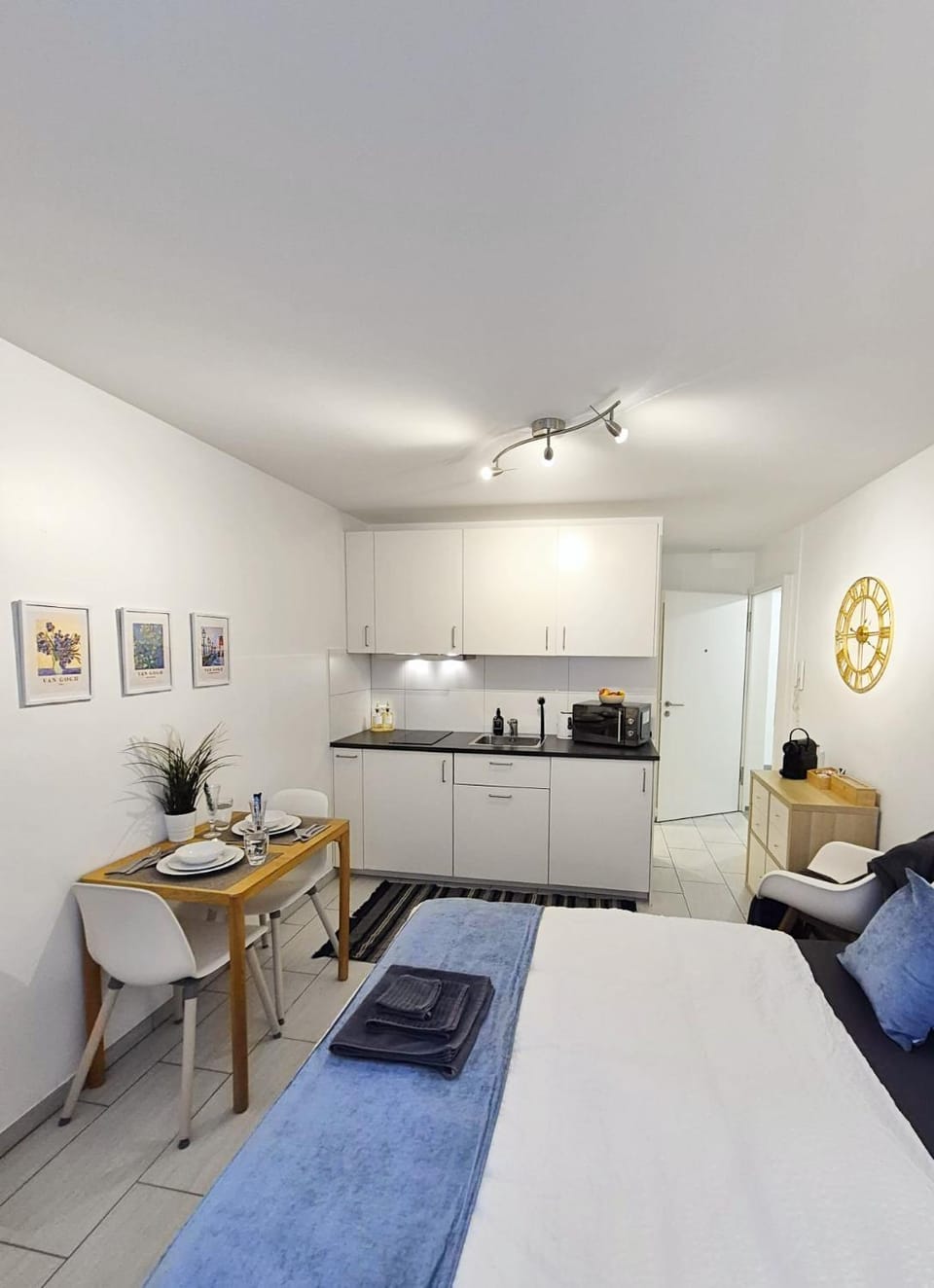 Bed, Kitchen or kitchenette, Living room, Photo of the whole room, Seating area, Dining area, Bedroom, stove