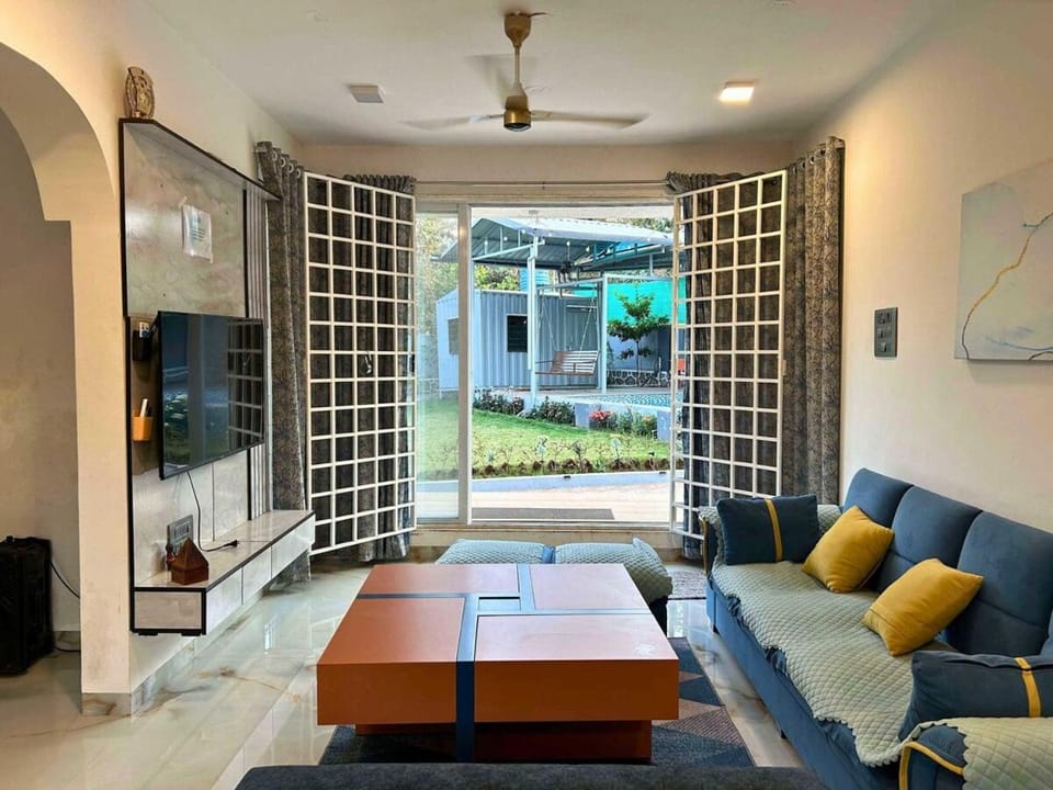 TV and multimedia, Living room, Seating area, Evening entertainment