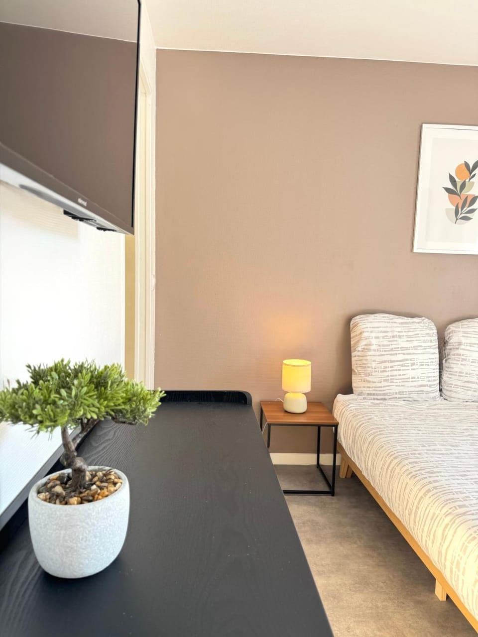 Bed, Seating area, Bedroom