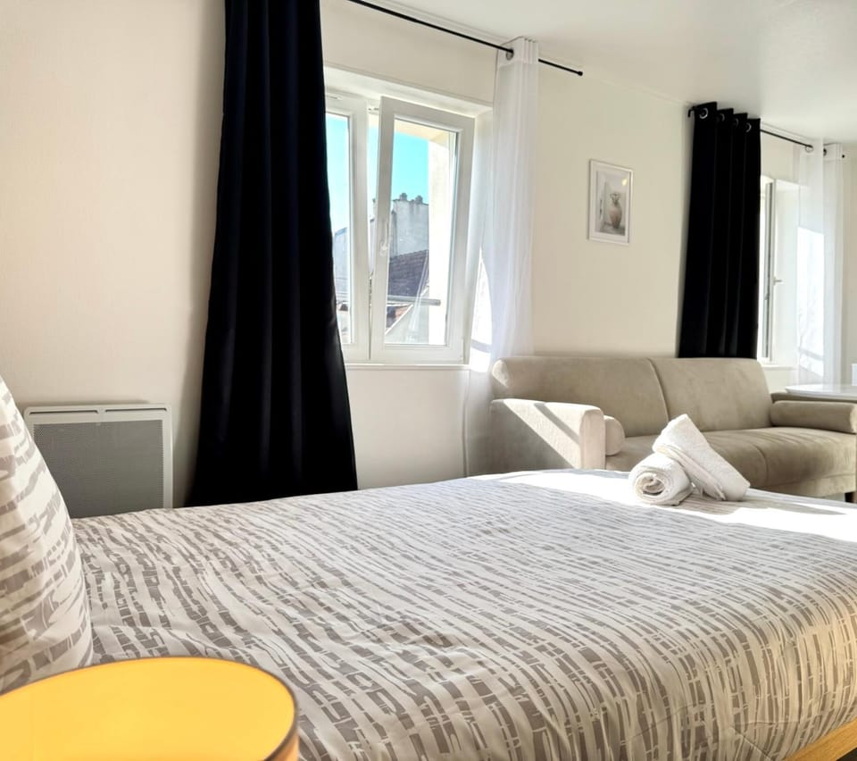 Living room, Photo of the whole room, Bedroom