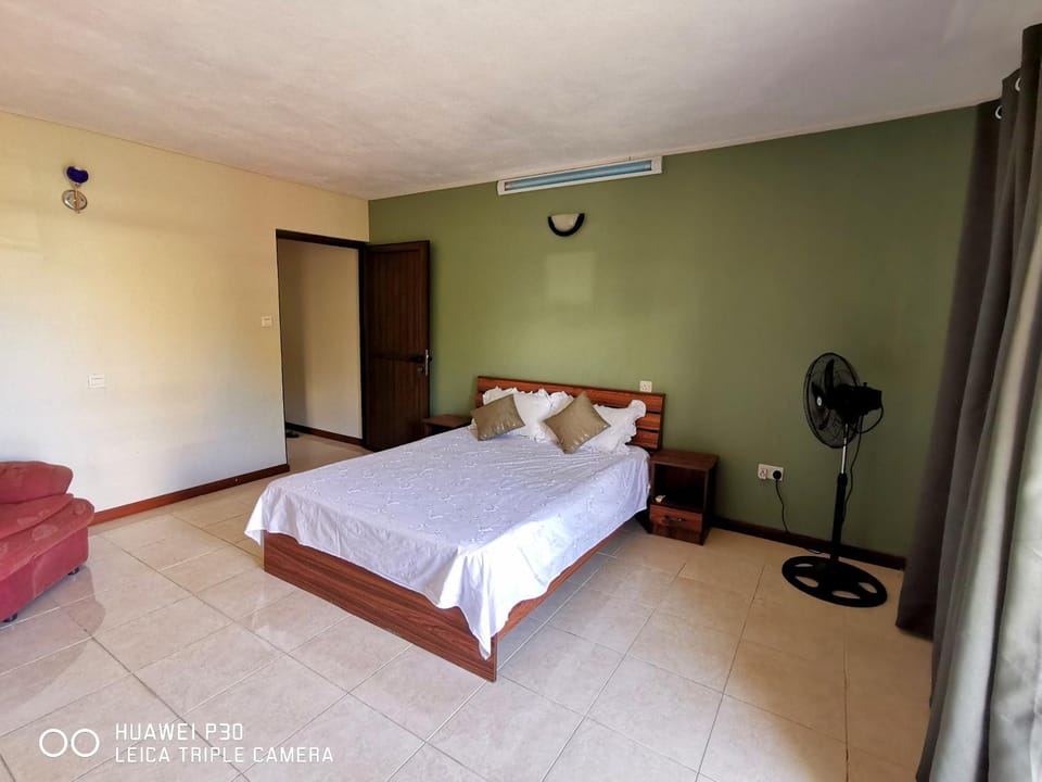 Bedroom, wardrobe, air conditioner