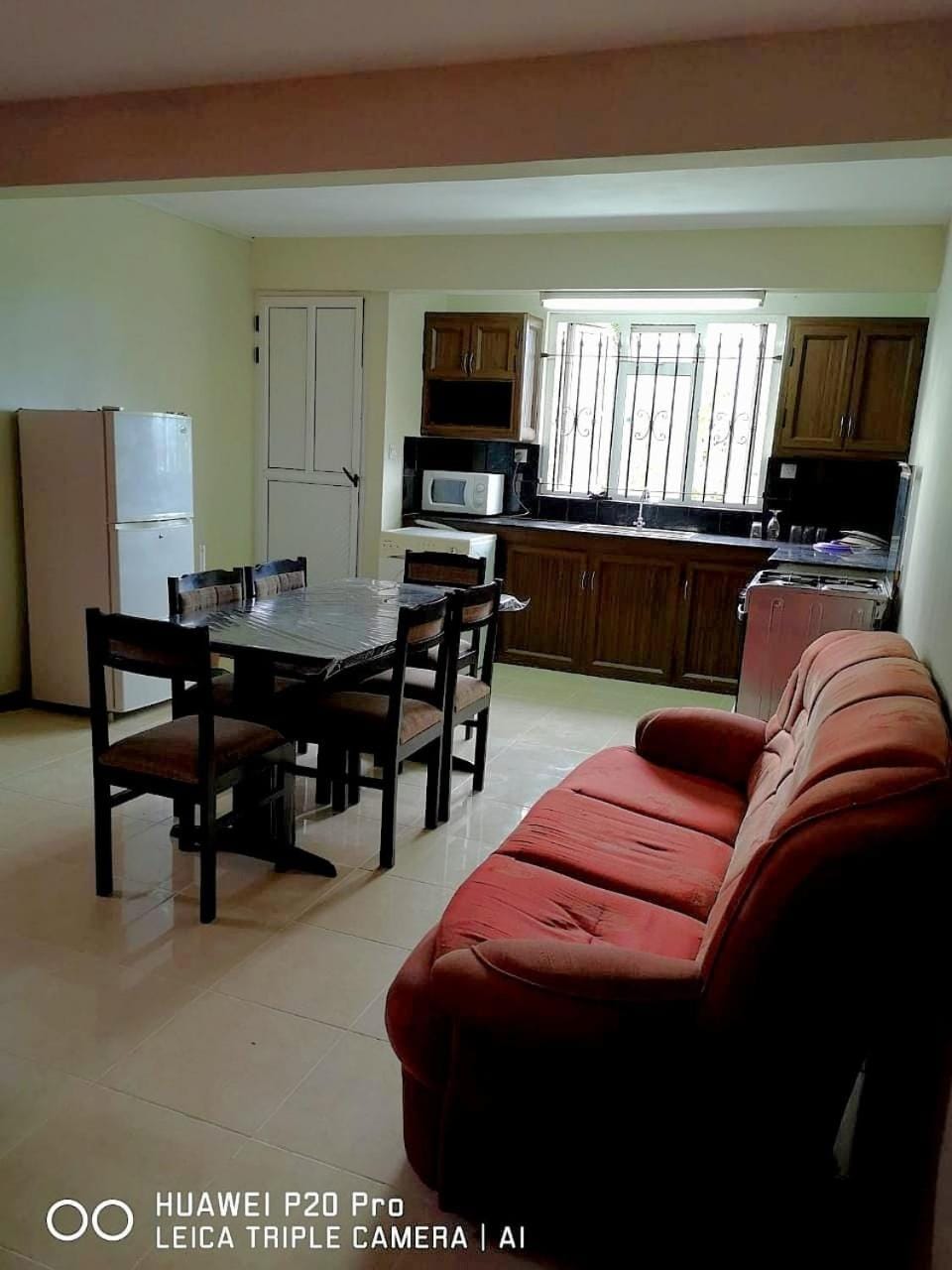 Living room, Seating area, Dining area, oven
